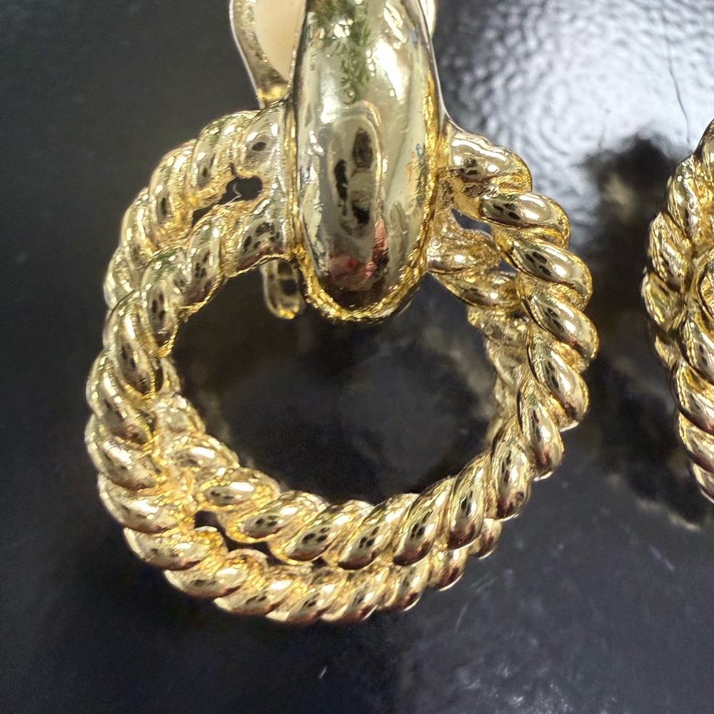 Vintage “door knocker” Earrings Gold-Tone Twisted Hoop clip-ons - Picture 5 of 9